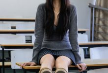 足愉心 NO.042 萱萱（搭配：灰色毛衫、黑色短裙、松糕鞋、白色棉袜、裸足）[110P+2V／10.5GB]-美图岛