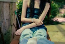 足愉心 NO.049 小瑶（搭配：蓝色格子吊带、牛仔长裤、白棉袜、洞洞鞋、裸足）[120P+2V／10.7GB]-美图岛